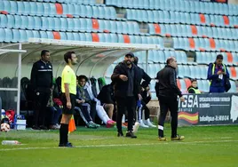 Jehu Chiapas, dando indicaciones a sus jugadores durante el choque de este domingo.