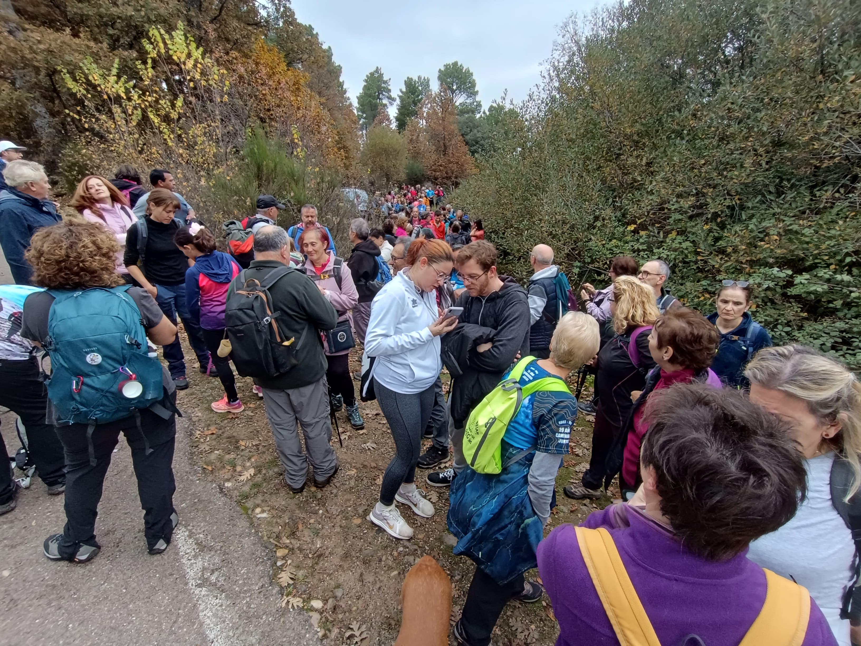 Béjar camina a buen ritmo entre robles y castaños para disfrutar del otoño