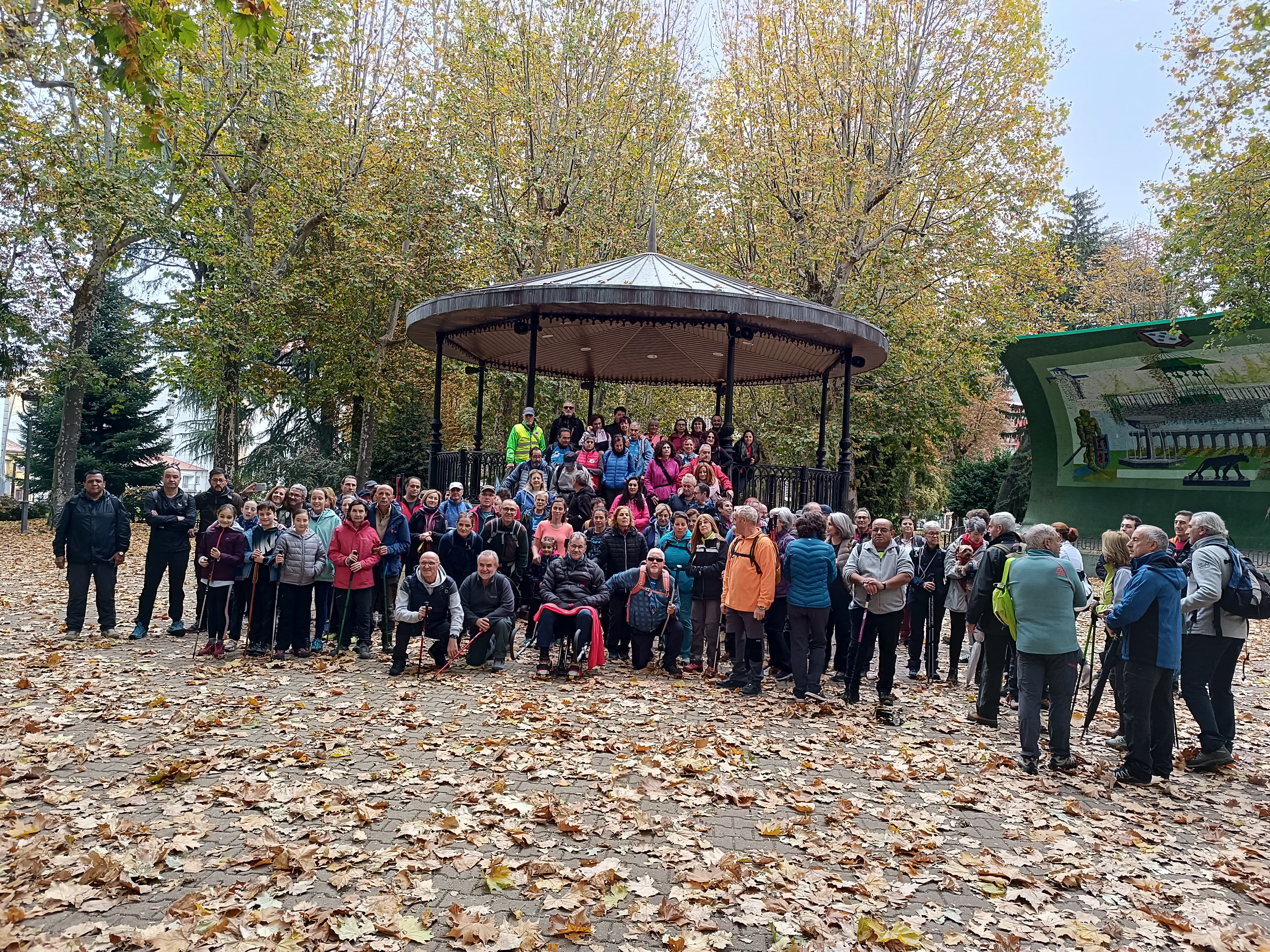 Béjar camina a buen ritmo entre robles y castaños para disfrutar del otoño