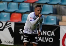 Juancho celebra su gol, el primero del Salamanca UDS frente al Ávila.