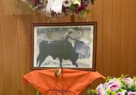 Imagen de Conrado Abad dando un pase de pecho, que ha presidido su velatorio.