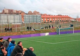 Seguidores del Salamanca UDS siguiendo el choque desde los exteriores del anexo de Zorrilla.