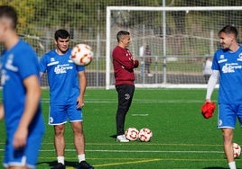 Dani Llácer siguiendo aténtamente el entrenamiento en el centro del campo anexo al Reina Sofía.