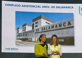 Carmen Rodríguez Pajares, gerente del Hospital, recibe el galardón QH.