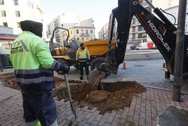 Trabajo de los operarios este martes en la plaza del Oeste.