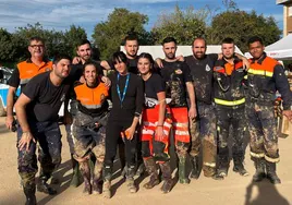 La cantante Aitana, de azul oscuro en el centro, con los voluntarios de Protección Civil de Santa Marta de Tormes