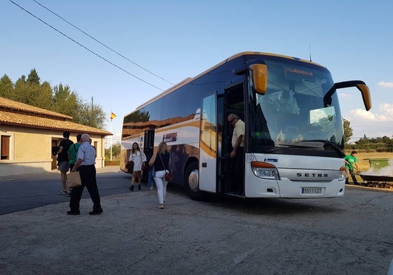 Usuarios bajando del autobús de la línea Coria-Salamanca-Barcelona bajando en San Miguel de Valero al poco de que Monbus asumiera la línea.