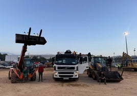 Manitou, camión de Muñana y retroexcavadora del Ayuntamiento de Alaraz junto a voluntarios.