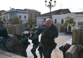 Los agentes se preparan para entrar en la iglesia para liberar a los rehenes