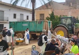 Grupo de amigos voluntarios en Catarroja