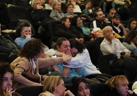 Alejandra Olivares se abraza a su familia tras recibir en el sorteo del Ayuntamiento una de las 48 viviendas en Pizarrales.