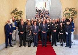 El alcalde, los concejales y los 71 agentes galardonados.