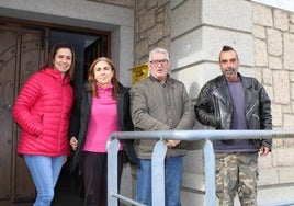 Nuria Navarro, Mari Carmen Iglesias, Manuel Oliva y Santiago Navarro, este miércoles, en San Miguel de Valero.