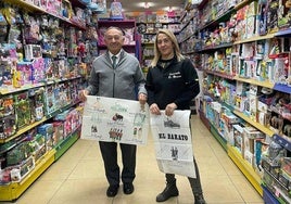 Enrique García Sanjosé, junto a su hija, Diana García, en El Barato, ubicado en la calle Zamora.