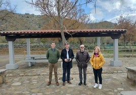 Rubén Martín, Luis Francisco Martín, Alejandro Romero y Purificación Pozo durante la visita a la zona de recreo