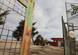 Una excavadora limpia parte de la parcela en la que se habilitarán las plazas de aparcamiento.