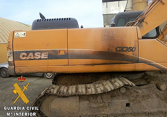 Imagen de una retroexcavadora motivo de otro robo en el campo.