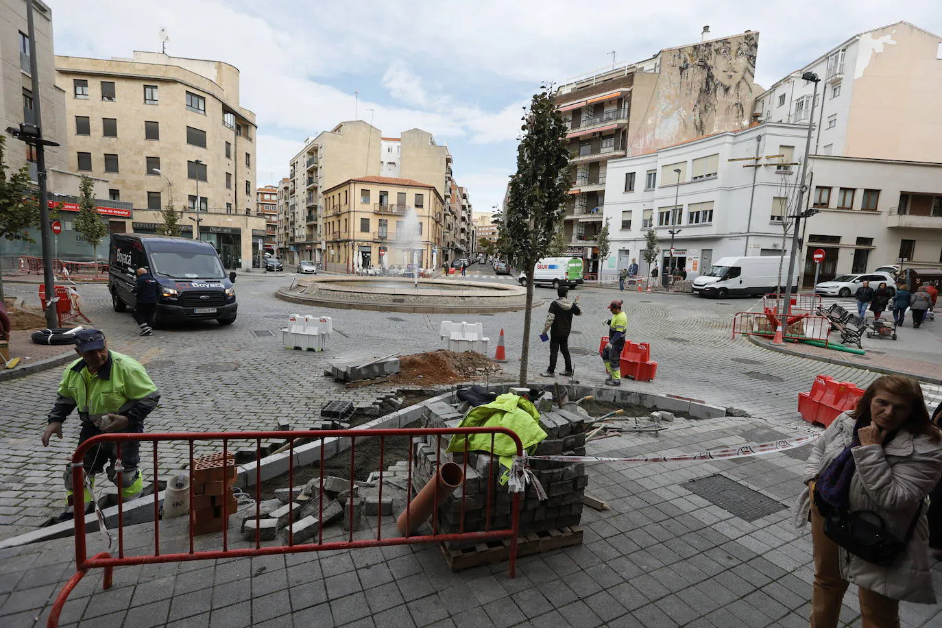 Arranca la plantación de los nuevos árboles de la plaza del Oeste