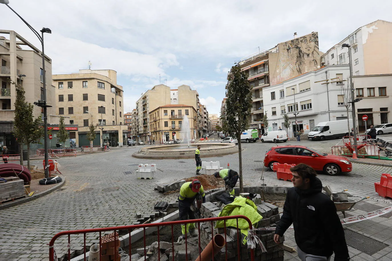 Arranca la plantación de los nuevos árboles de la plaza del Oeste