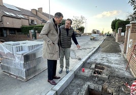 El alcalde de Villamayor, Ángel Peralvo, y el edil de Urbanismo, Víctor Zato.