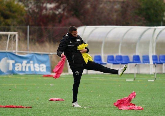 Dani Llácer, cargado de petos, preparando un ejercicio de entrenamiento en el anexo al Reina Sofía.