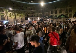 Jóvenes de fiesta en la plaza de San Justo.