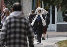 Una turista pasea por las calles de Salamanca.