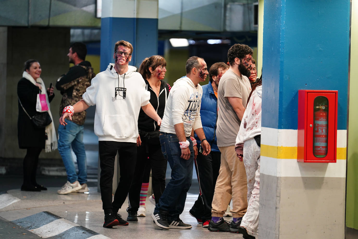 La invasión zombie en el Centro Comercial El Tormes, en imágenes