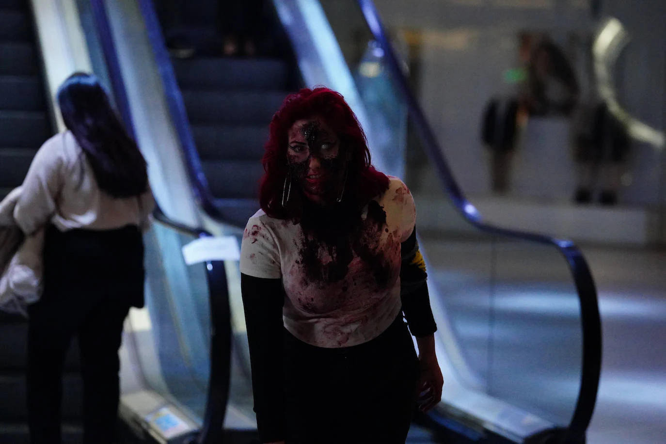 La invasión zombie en el Centro Comercial El Tormes, en imágenes