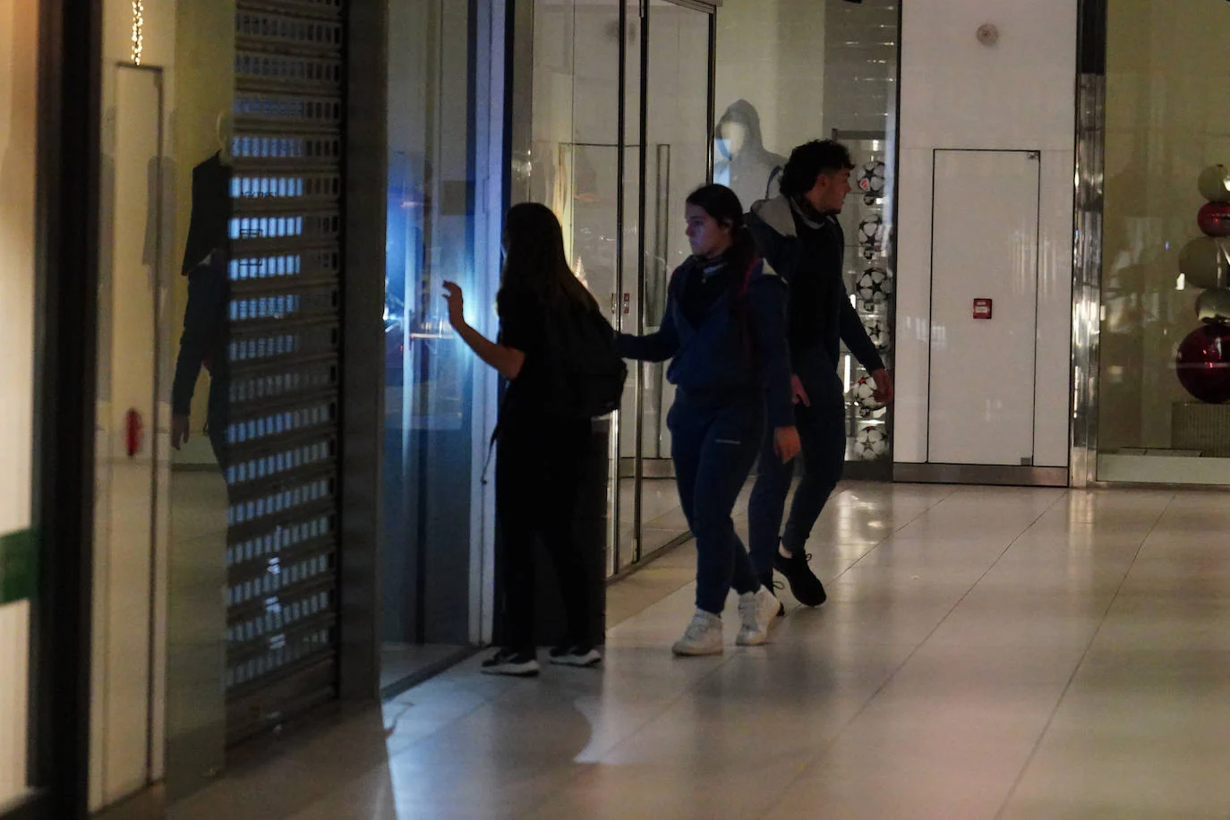 La invasión zombie en el Centro Comercial El Tormes, en imágenes