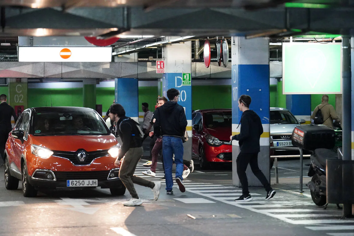 La invasión zombie en el Centro Comercial El Tormes, en imágenes