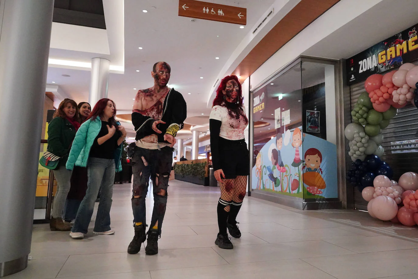 La invasión zombie en el Centro Comercial El Tormes, en imágenes