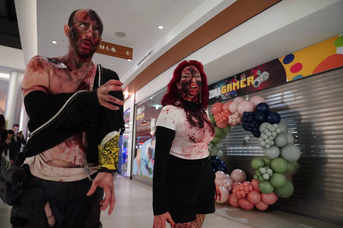 La invasión zombie en el Centro Comercial El Tormes, en imágenes