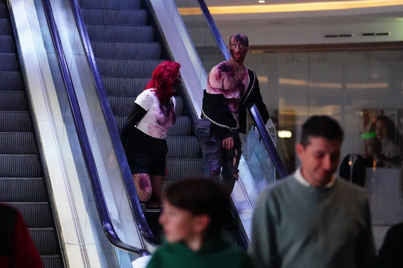 La invasión zombie en el Centro Comercial El Tormes, en imágenes