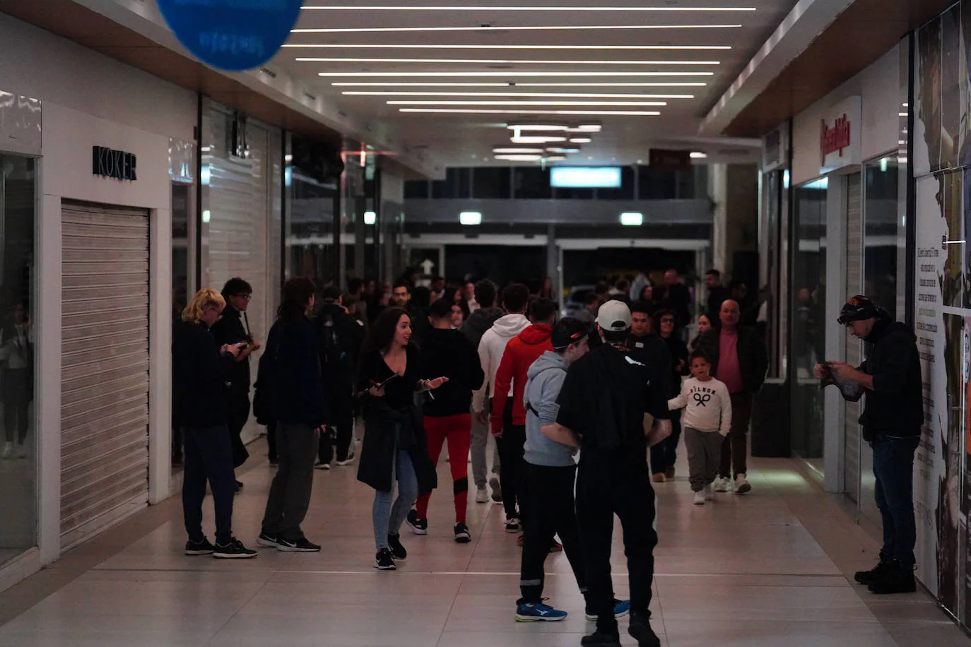 La invasión zombie en el Centro Comercial El Tormes, en imágenes