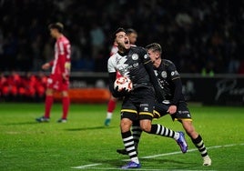 Iván Moreno festeja con rabia el tanto del empate de Unionistas frente al Zamora CF.