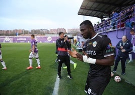 Souley Gassama rezando mientras salta al campo anexo a Zorrilla.