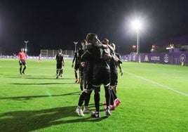 Los jugadores del Salamanca UDS celebran el tanto de Emaná el sábado en Valladolid.