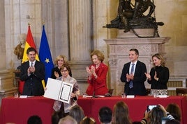 Momento en el que la galardonada recibe el premio.