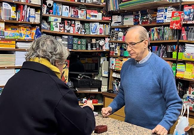 José Luis Delgado atendiendo a una clienta.