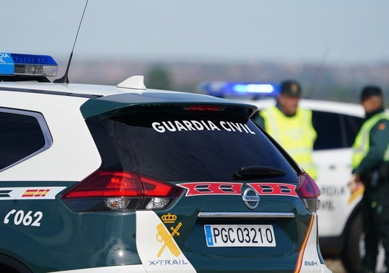 Agentes de la Guardia Civil llevan a cabo la operación.