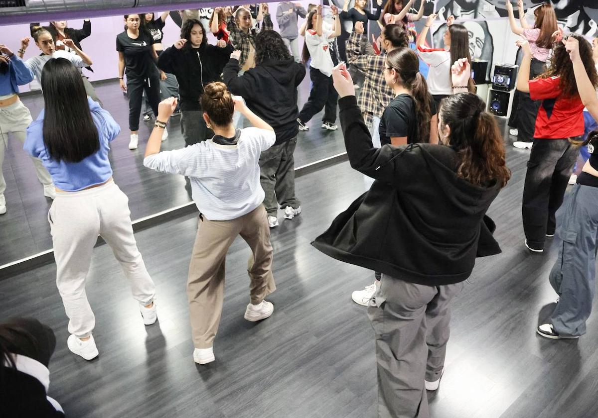 Una clase con Verónica García al frente, en Groovin Dance Studio.