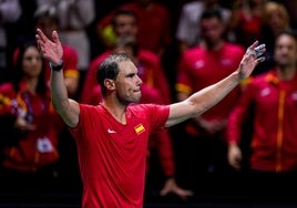 Rafa Nadal se despide de los aficionados en el Martín Carpena tras perder su partido.