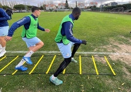 Murua y Souley llevando a cabo uno de los ejercicios físicos ordenados por Hugo Parra.