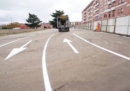 Operarios municipales ultiman el pintado de las plazas en la explanada del viejo Mercasalamanca.