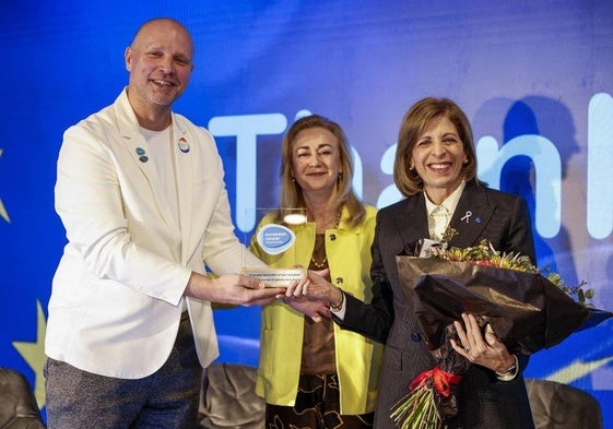 Isabel Rubio -en el centro- junto al presidente actual de ECO y la Comisionada de Salud Europea, Stella Kiriakides .