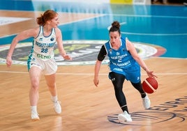 Silvia Domínguez sube la bola en el partido de este miércoles en Francia.