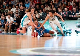 Herbert-Harrigan pelea en el suelo por el balón ante dos jugadoras del Basket Landes.