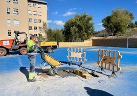 Imagen de los trabajos que el Ayuntamiento está realizando en la pista del barrio de González Macías.