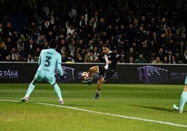 Remate con el que Álvaro Gómez le marcó el gol al Barça en la pasada Copa del Rey.